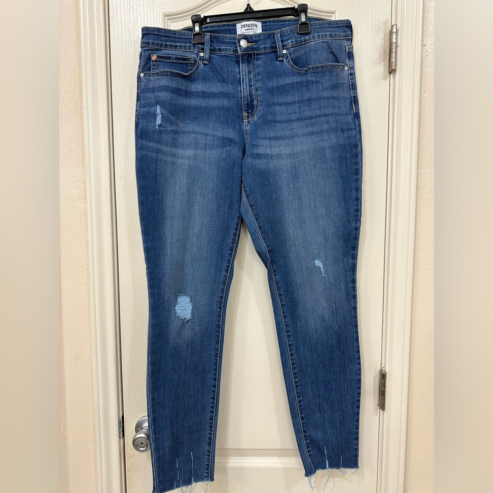 Denizen from Levi’s Mid-Rise Skinny Distressed Jeans. Size 16M
